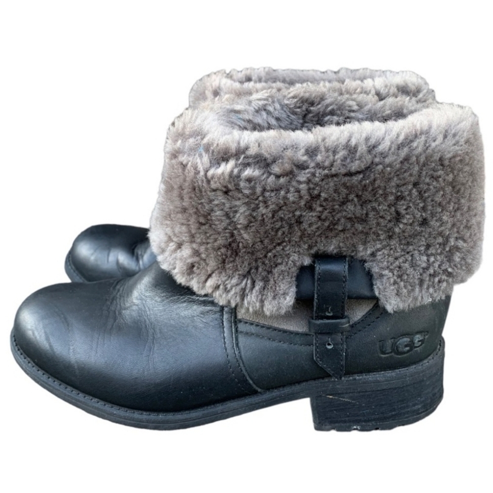 UGG black leather Sherpa lined short bootie size 9